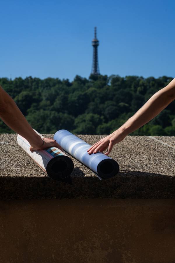 Ztišit mysl jógou na terase Schwarzenberského paláce