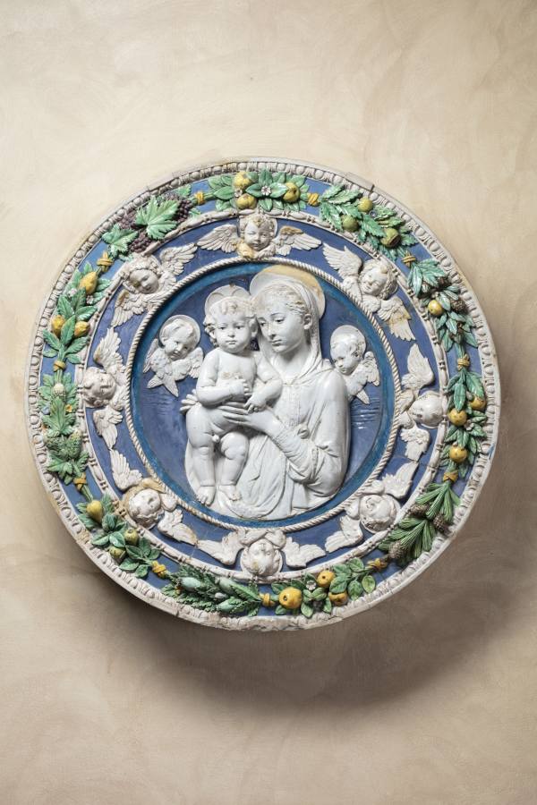 Andrea della Robbia – dílna, Panna Marie s Ježíškem a dvěma cheruby v rámu s rostlinnou girlandou, 80.–90. léta 15. století, reliéf, glazovaná terakota, tondo, NGP