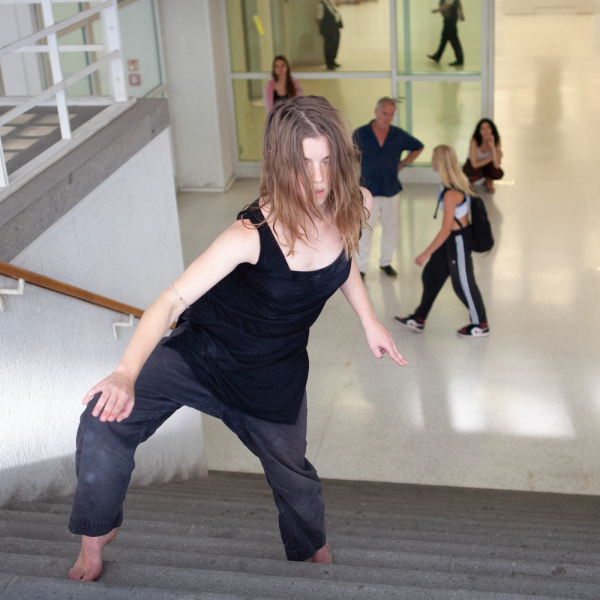 Dance in the Gallery: Museography Choreography (phase 1) / Choreography by Alice Chauchat