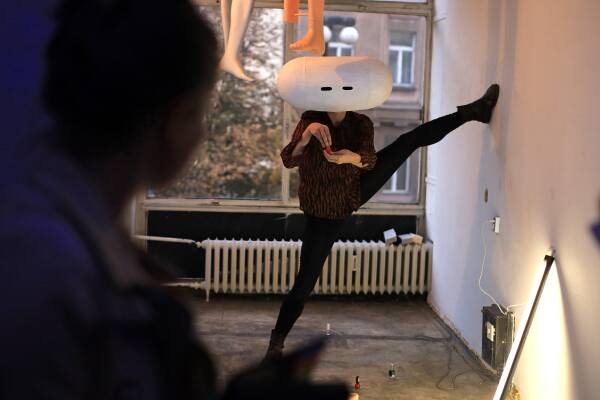 Performance shYfted wOrld