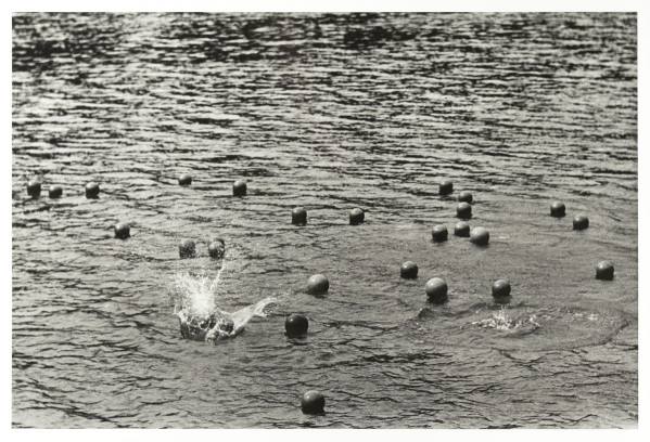 Zorka Ságlová, Házení míčů do průhonického rybníka Bořín, 1969, Foto: Archiv NGP, s laskavým souhlasem autora fotografie Jana Ságla