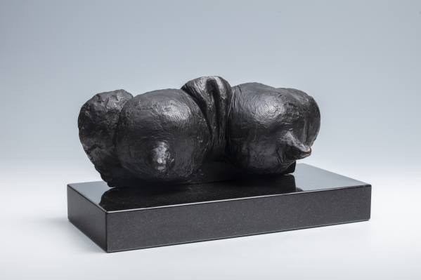 Abstraktní figura, 1930–1932, bronz, 13,9 × 33 × 14 cm.