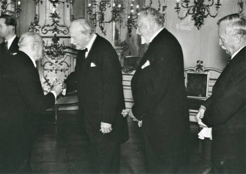 Přijetí zástupců kulturních institucí prezidentem Emilem Háchou (zleva: E. Hácha, J. B. Foerster, M. Švabinský, O. Blažíček), 1942