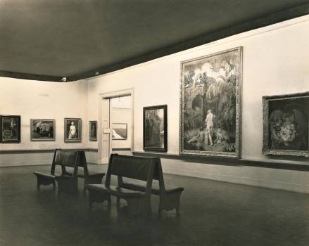 Pohled do výstavního sálu Foreign Section of Twenty-Sixth International Exhibition of Paintings v Carnegie Institutu v San Franciscu, kde byla vystavena Švabinského díla, 1928
