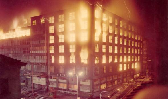 Dokumentace požáru Veletržního paláce. V noci ze 14. na 15. srpna 1974 zachvátil budovu Veletržního paláce ničivý požár. Přestože byl další osud stavby nejistý, podařilo se prosadit záměr rekonstrukce pro potřeby Národní galerie.