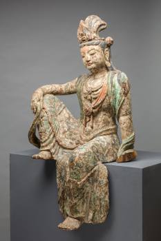 Bódhisattva Kuan-jin sedící v královské pozici, Čína, dynastie Jižní Sung, 12.–13. stol.
