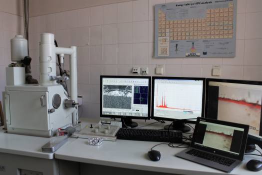 Elektronová mikroskopie s energiově-disperzním spektrometrem: elektronový mikroskop s mikroanalyzátorem JSM 6460 LA, JEOL